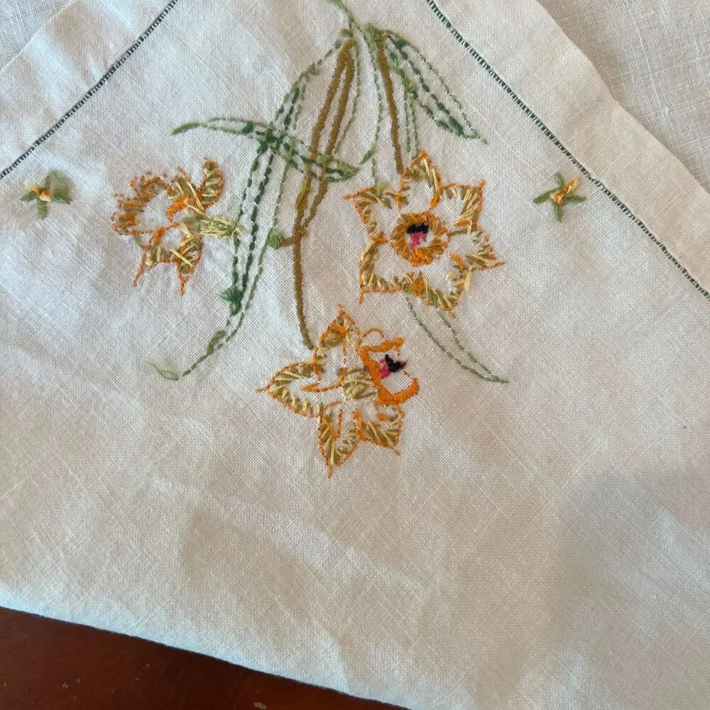 VTG linen embroidered sq tablecloth, daffodils, 32 x 32 inches cottage core